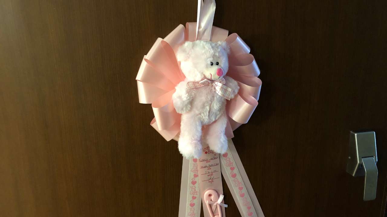 Hospital room “door bear” to commemorate birth of Kennedy Beck